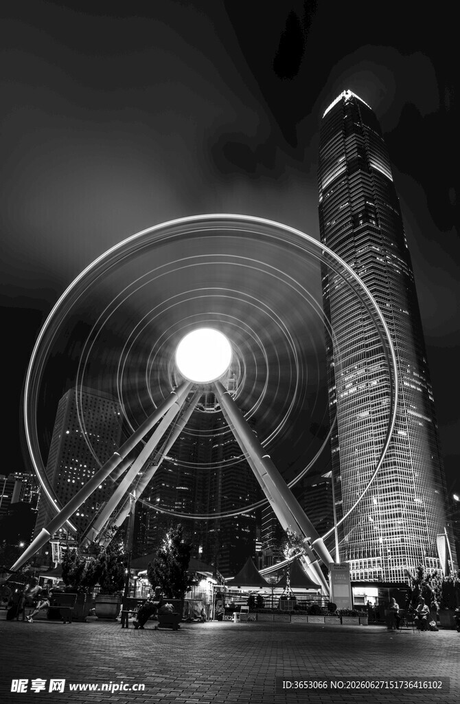 城市夜景中的摩天轮光影
