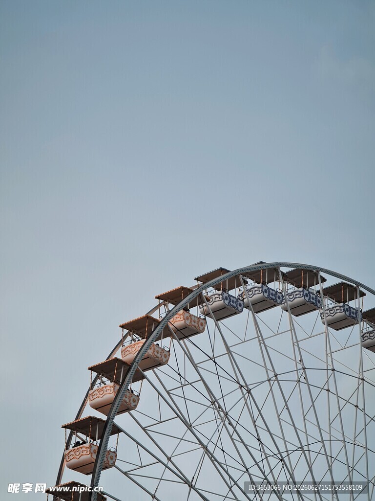 摩天轮天空下的浪漫景致