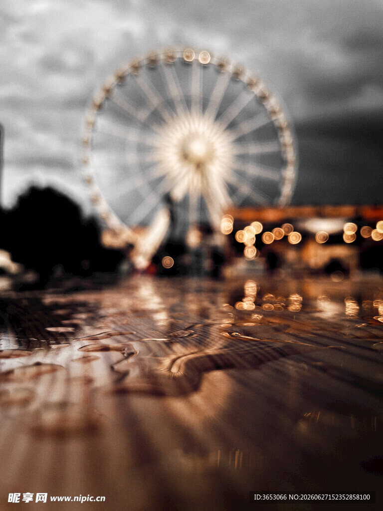 雨中摩天轮下的城市景象