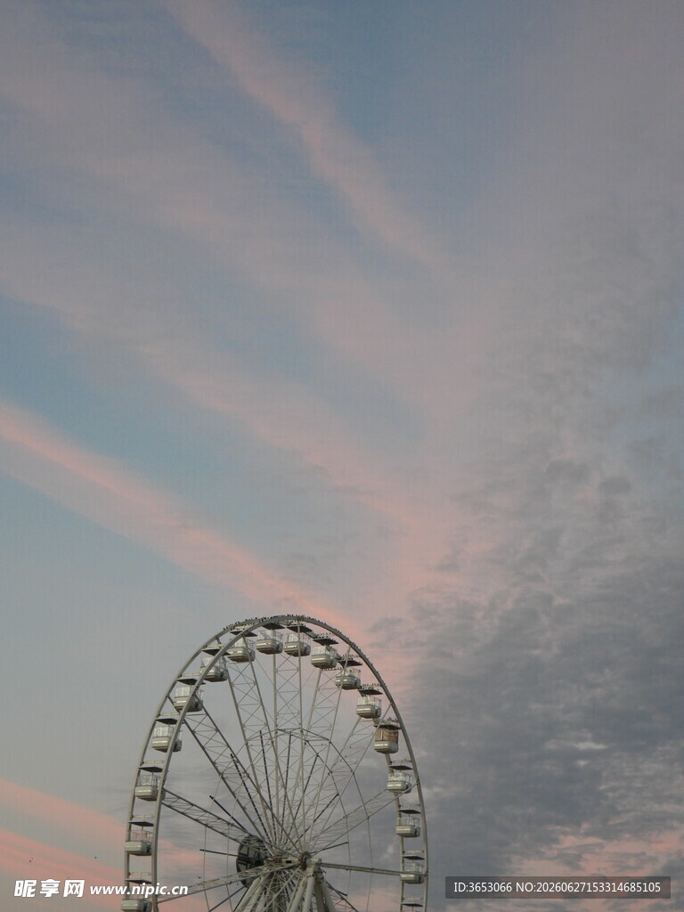 夕阳下的摩天轮美景