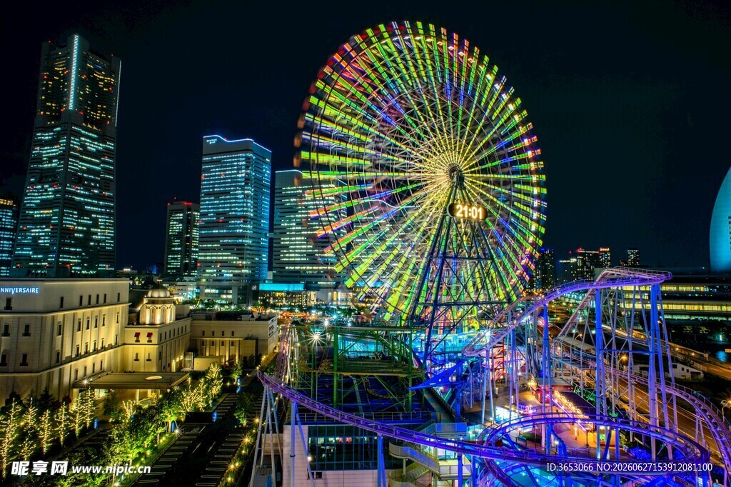 城市夜景中的绚丽摩天轮