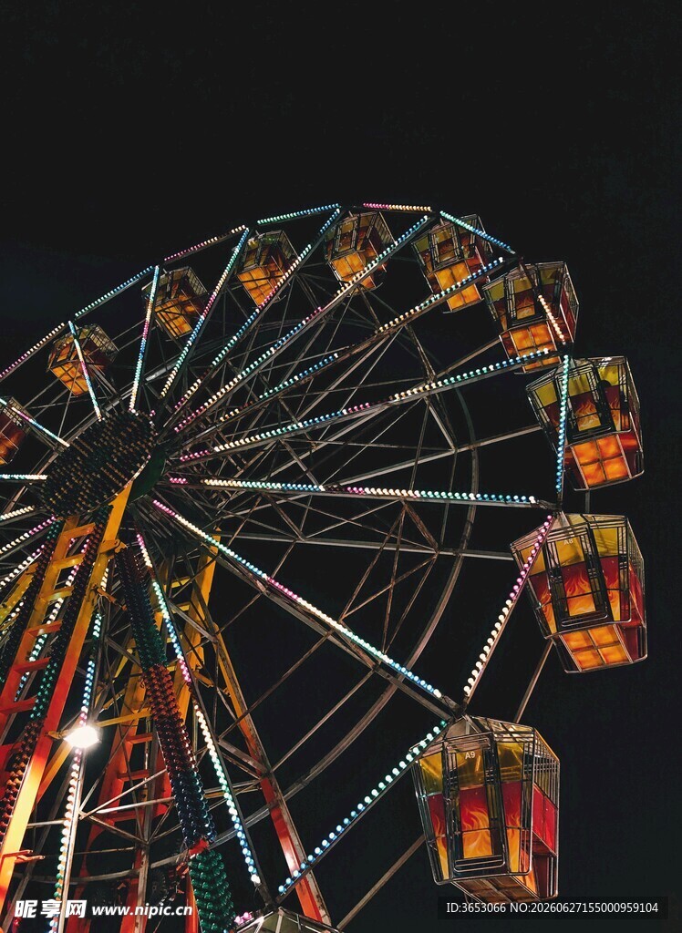 夜空中璀璨的摩天轮