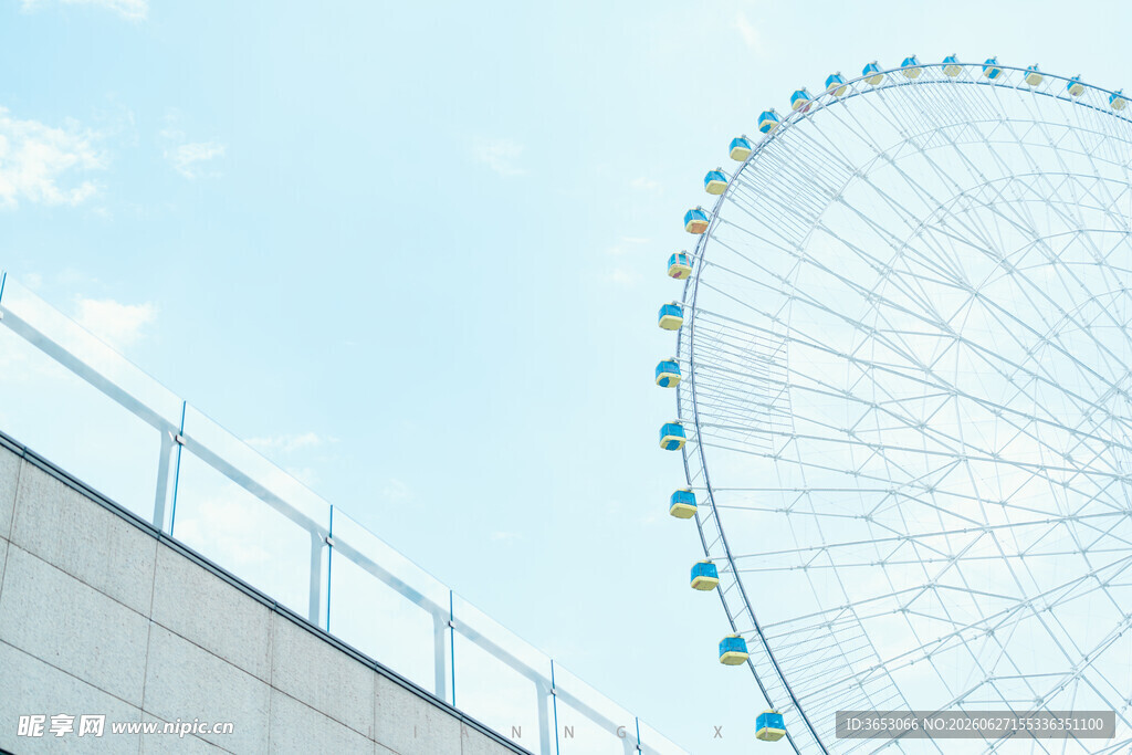 蓝天摩天轮旁的建筑景观