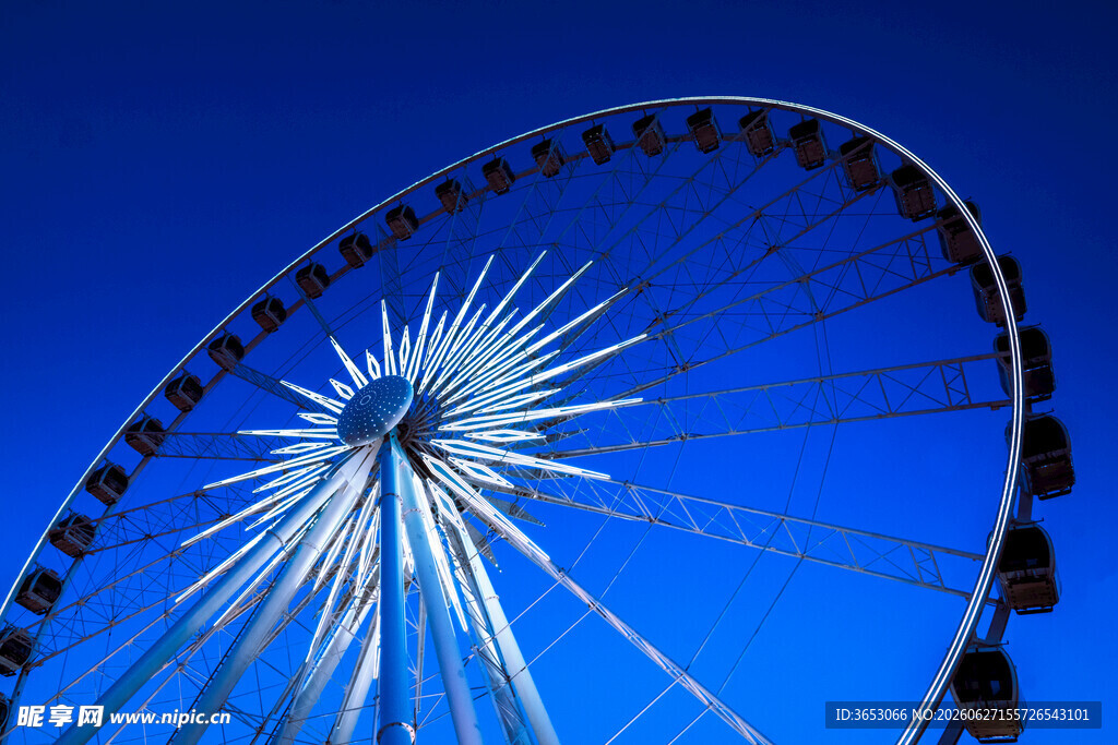 蓝天映衬下的巨大摩天轮