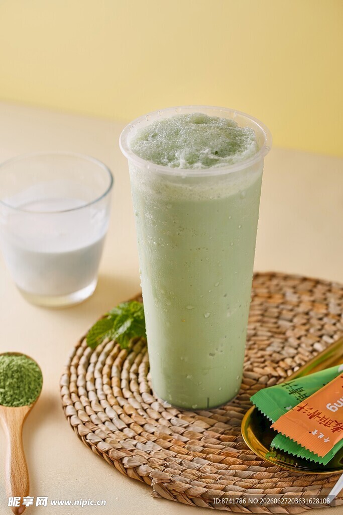 清新抹茶拿铁饮品