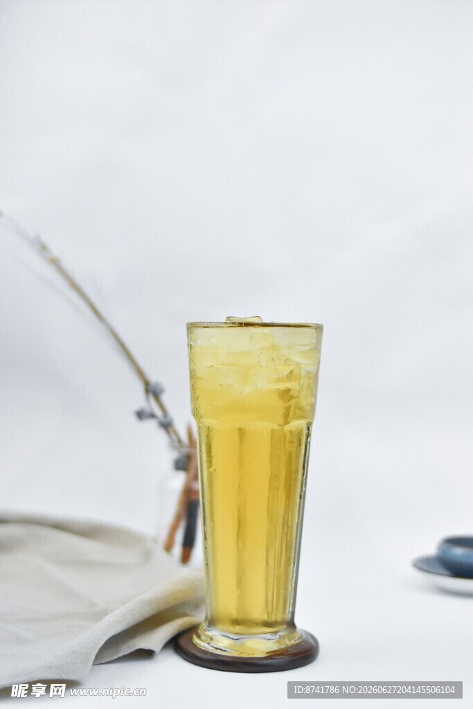 黄色玻璃杯与配饰组合
