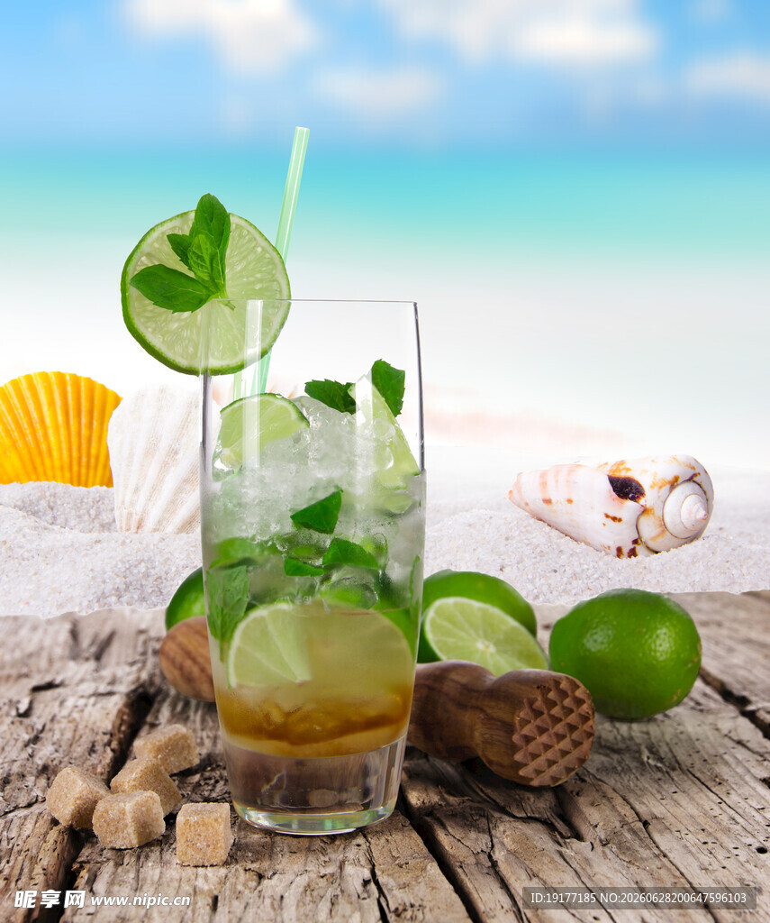 海边清爽青柠鸡尾酒