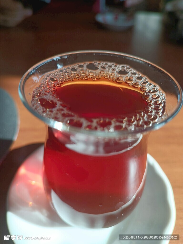 一杯色泽诱人的红色饮品