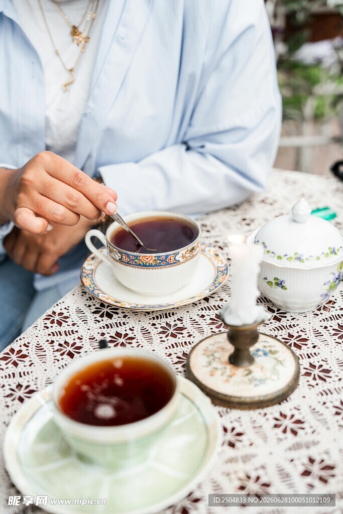 优雅女士享受精致下午茶