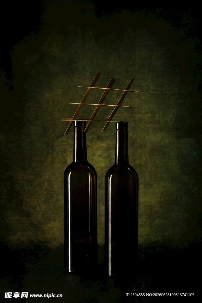 双瓶美酒配上方格装饰