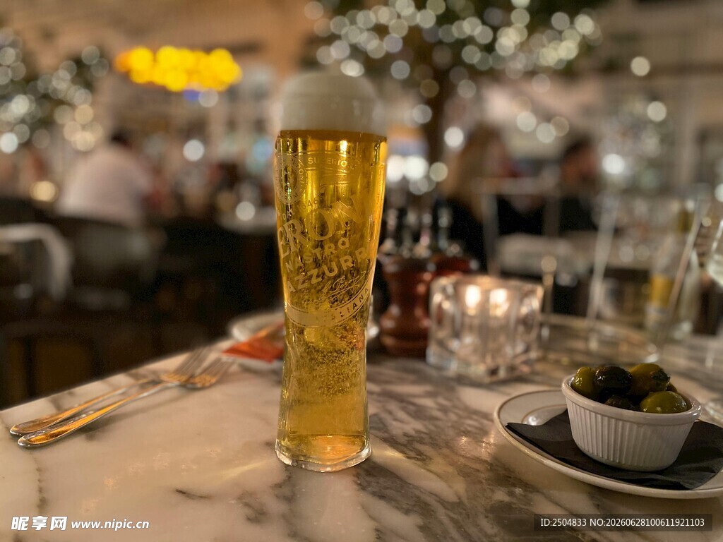 餐厅中的一杯啤酒