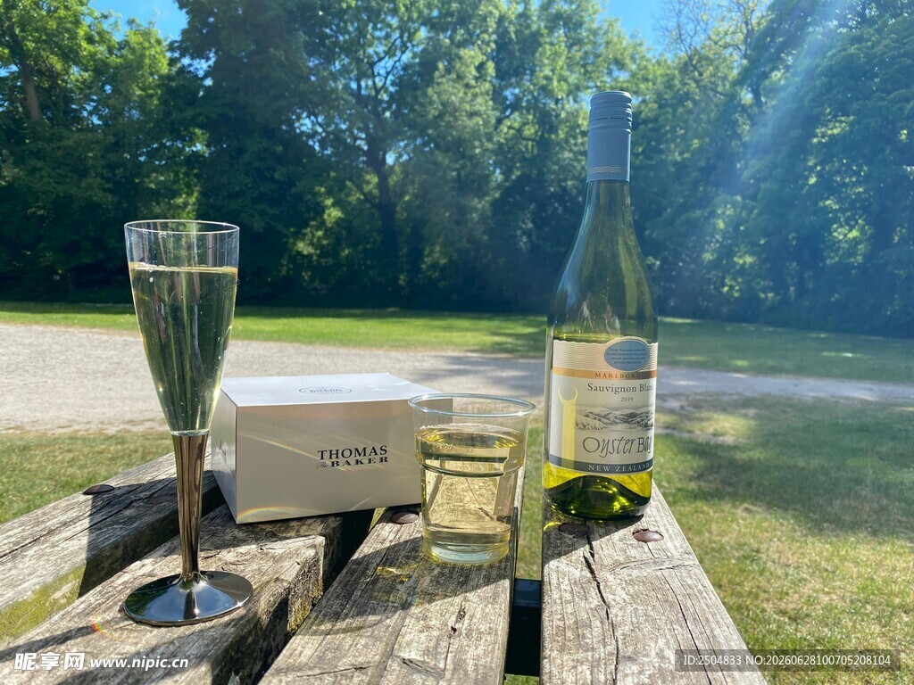 户外木桌上的香槟与酒杯