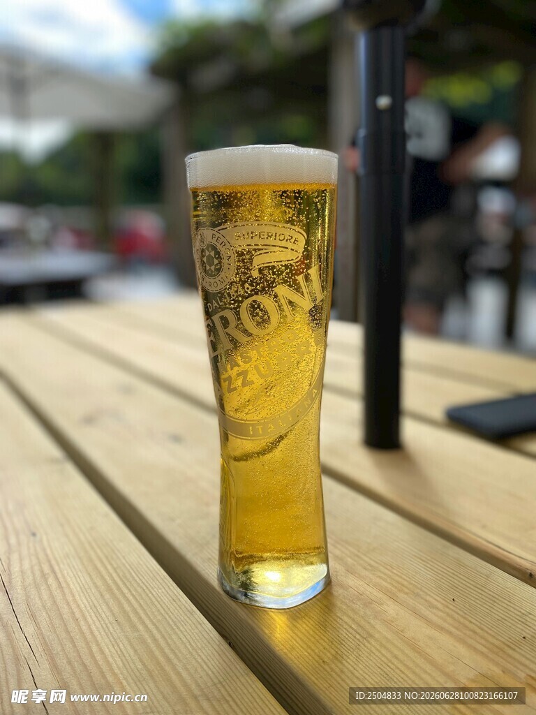 木桌上的一杯精酿啤酒