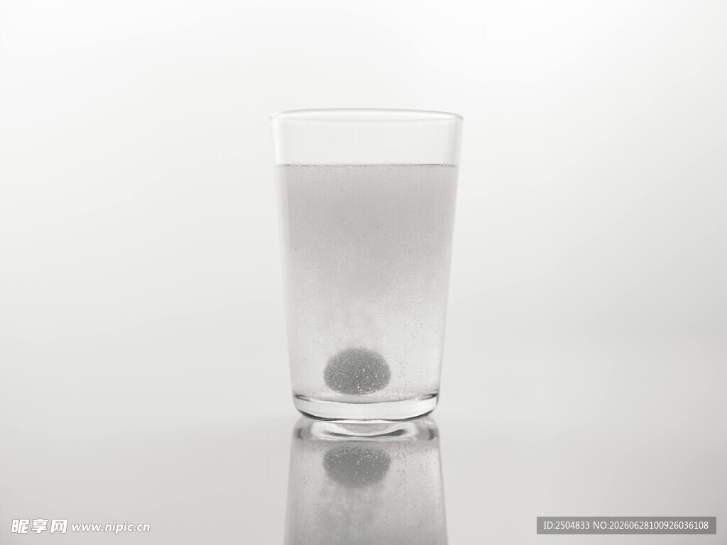 水杯中一颗圆球