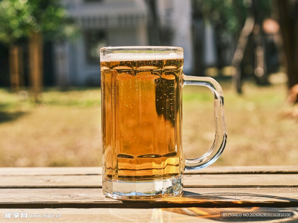 木桌上的一杯金黄啤酒