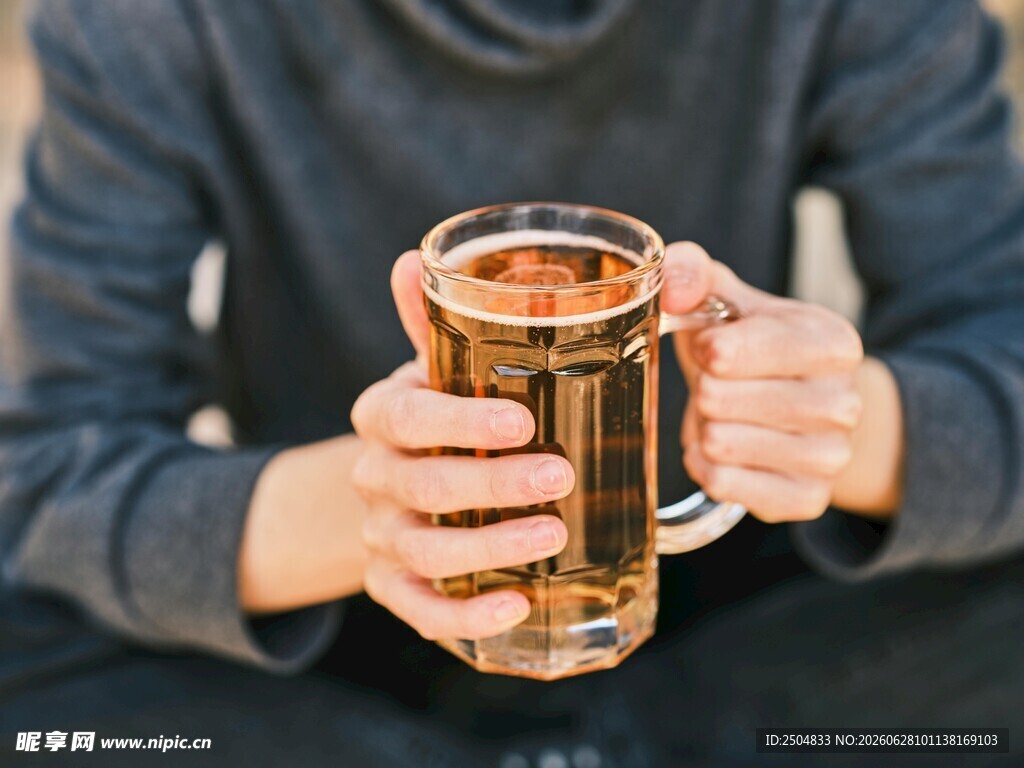 双手捧持大杯啤酒
