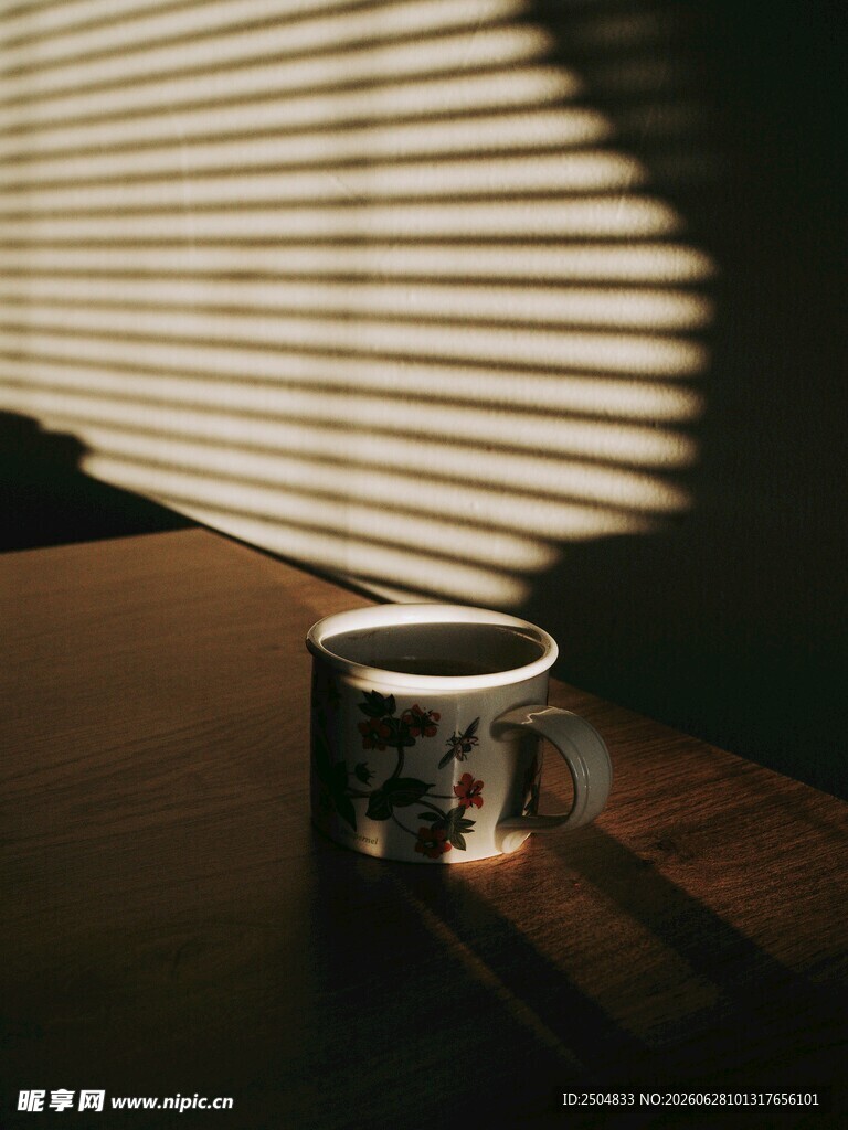 阳光下的咖啡杯