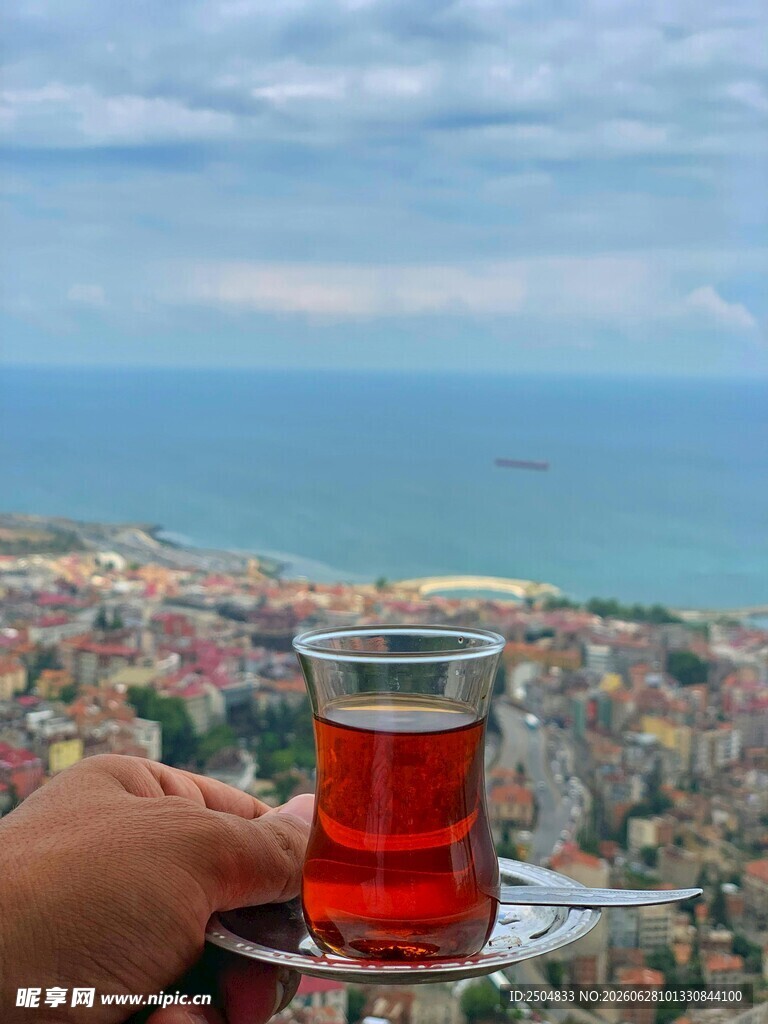 手捧红茶俯瞰城市与大海