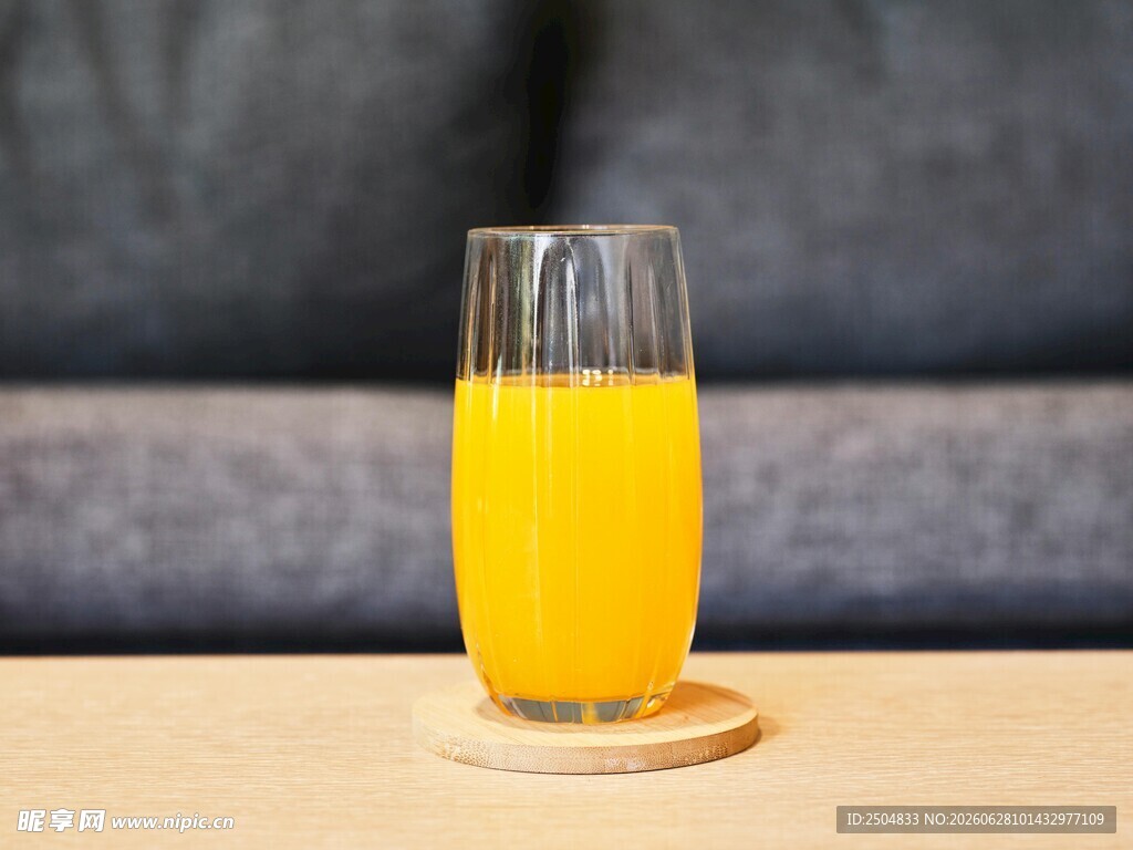 一杯鲜榨橙汁置于桌前