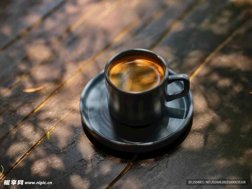 木质桌上的一杯热咖啡