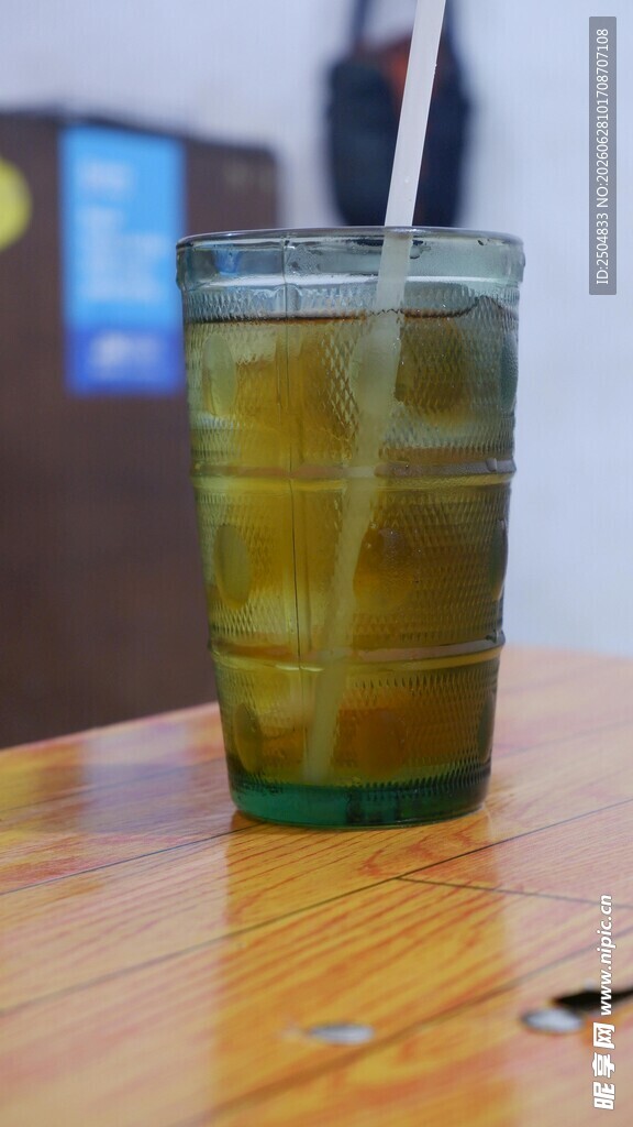 玻璃杯中的清爽柠檬饮品