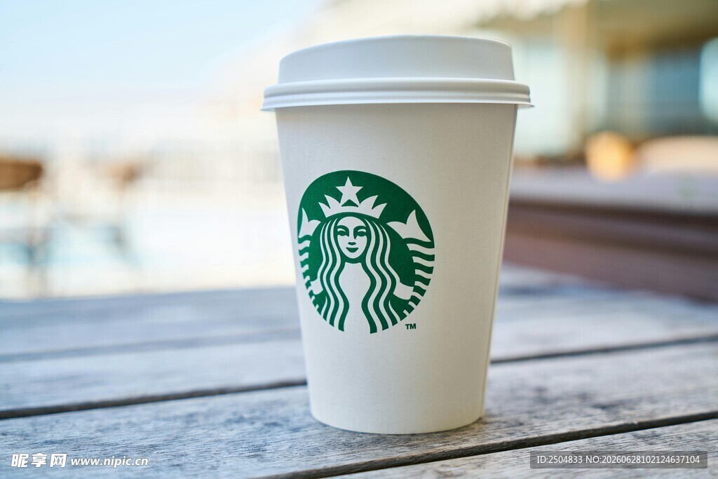 星巴克咖啡杯置于木桌上