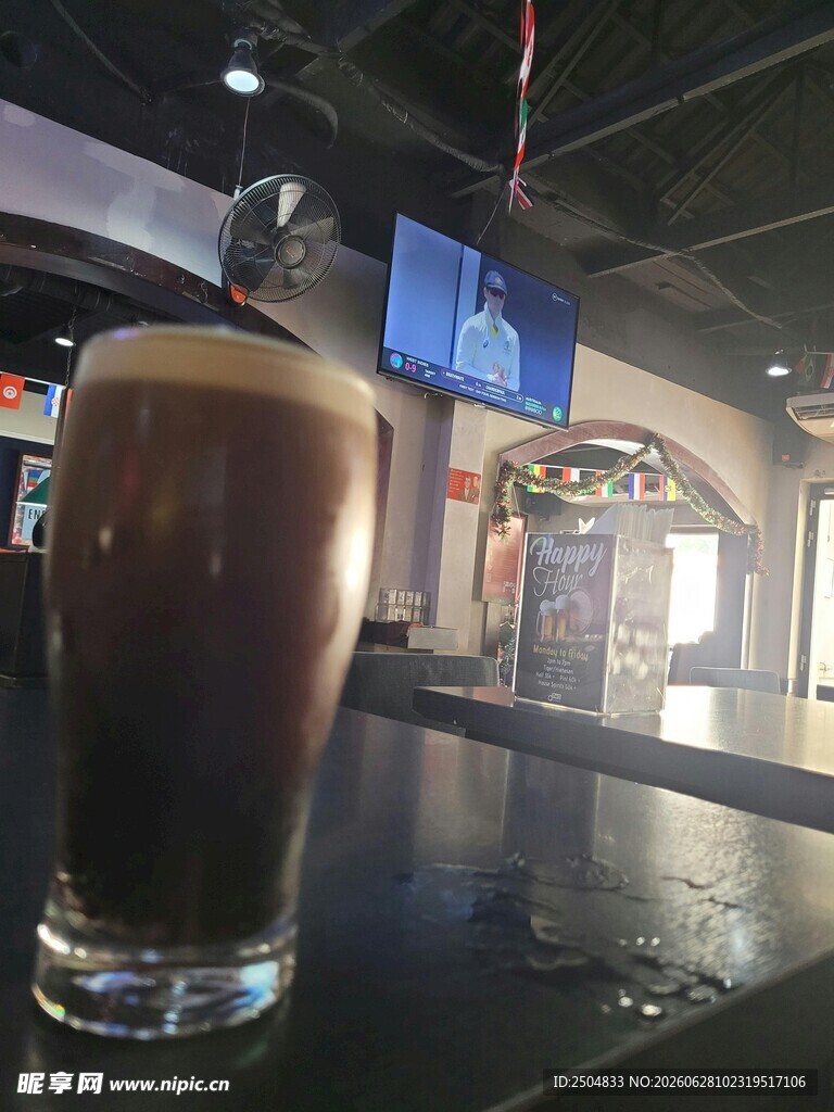 酒吧中装满深色饮品的玻璃杯