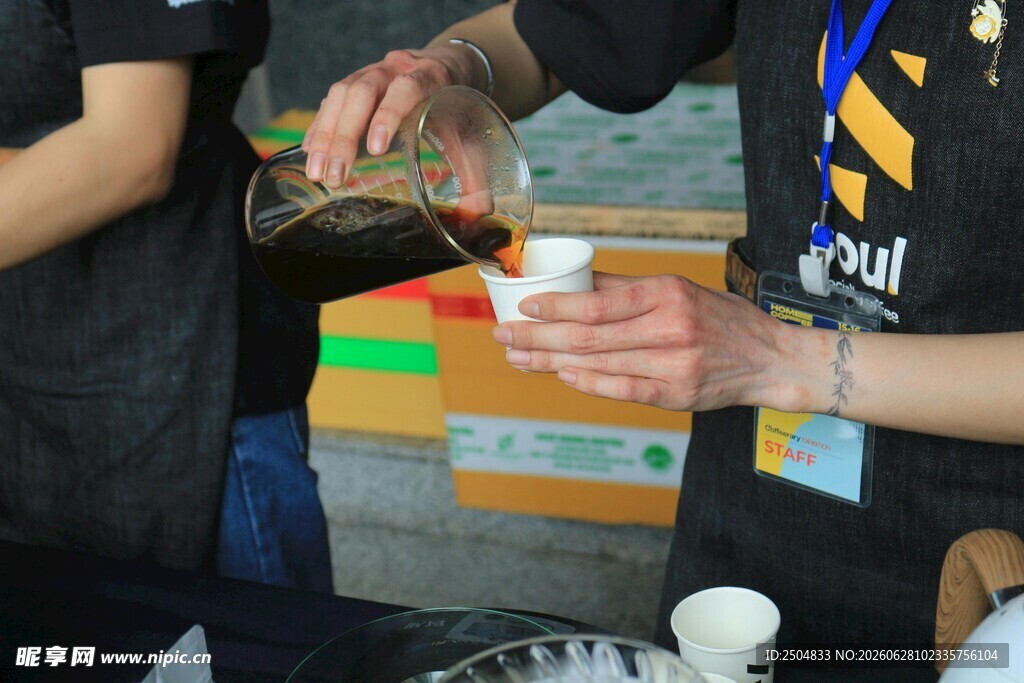 现场倒酒展示活动场景