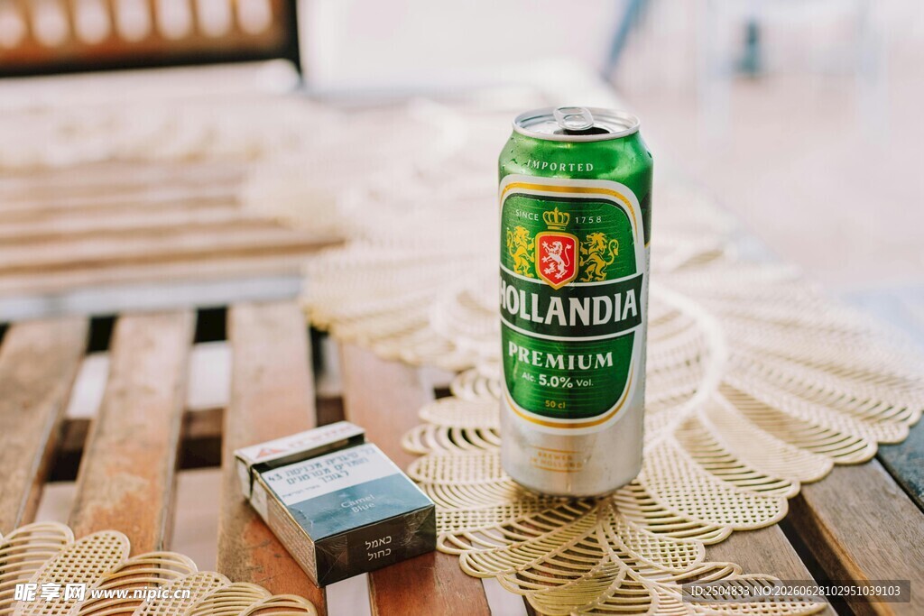 户外桌上的罐装啤酒及物品