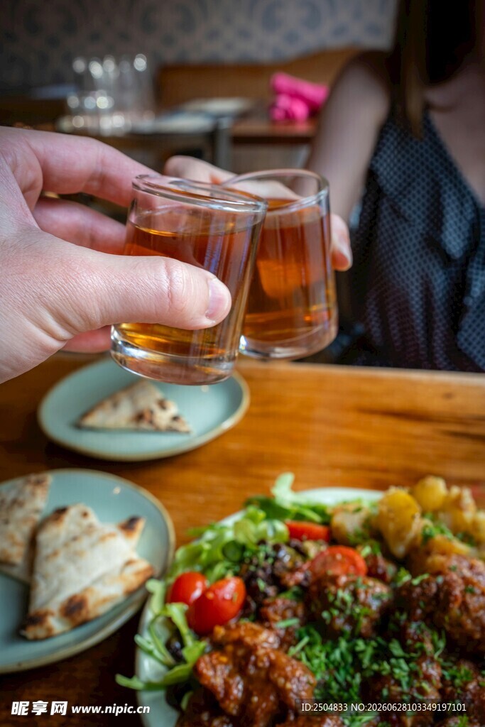 举杯享美食的惬意时刻