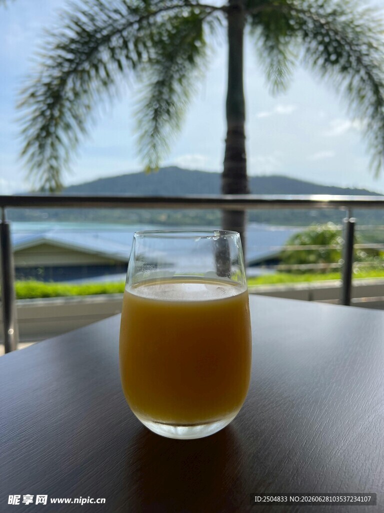窗边果汁与美丽湖景