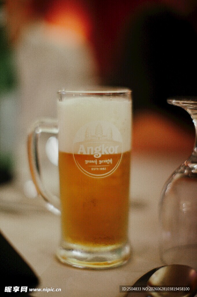 满溢泡沫的醇香啤酒杯
