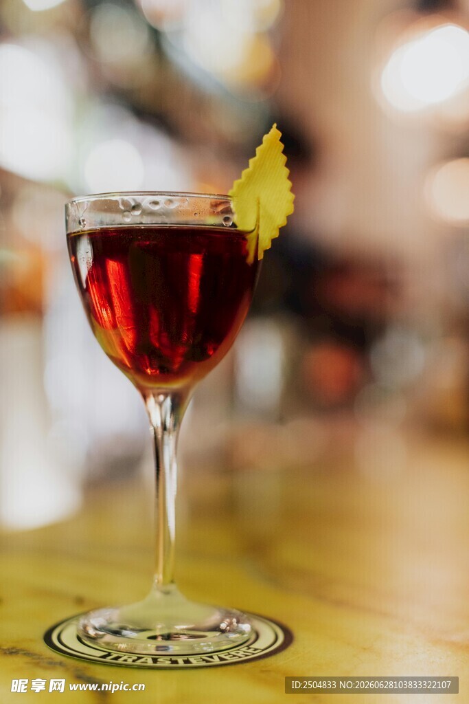 精致红鸡尾酒配柠檬片