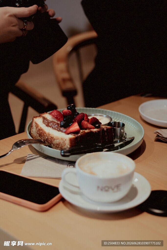 精致餐桌甜点与餐具