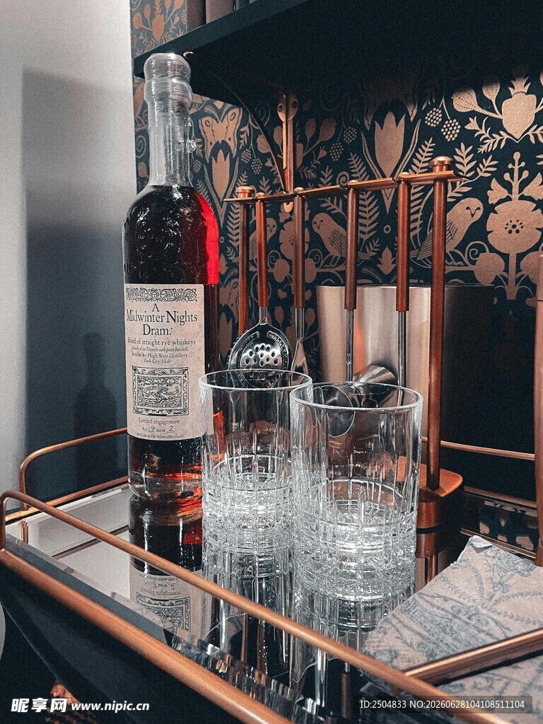 精致酒具与美酒展示