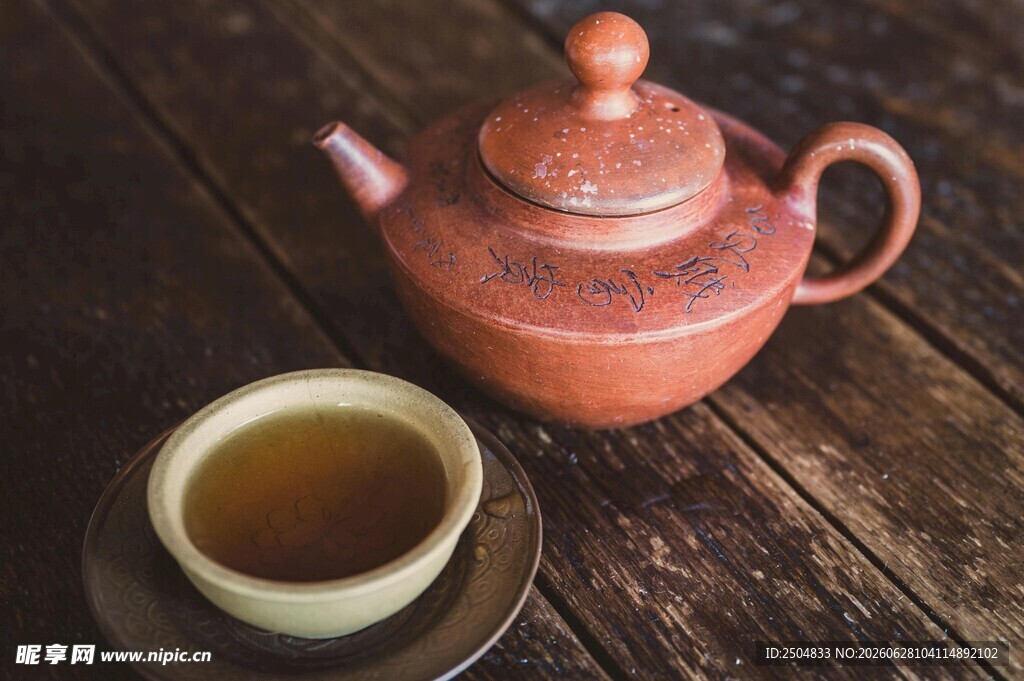 古朴茶壶与杯中香茗