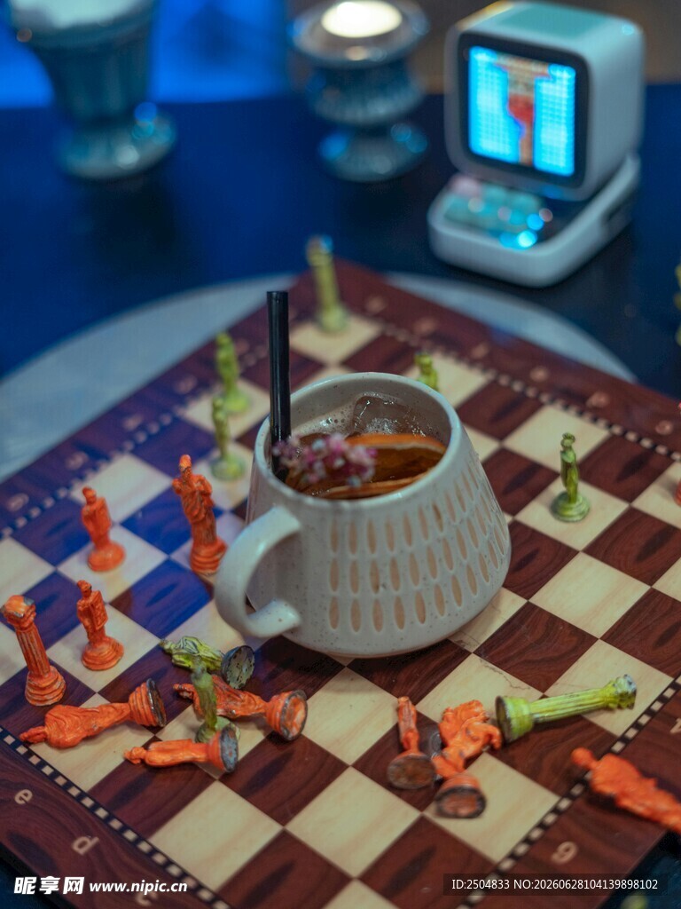 复古风杯垫上的温馨热饮