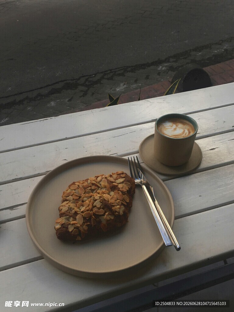 户外桌上的美食与饮品