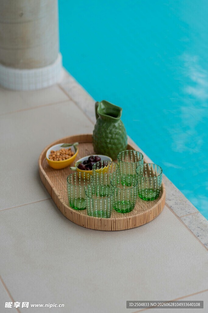 泳池边的精致茶点托盘