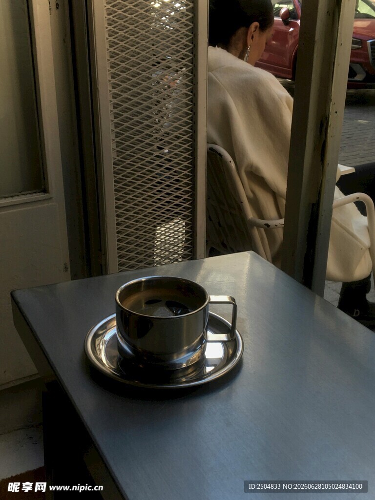 桌上的一杯咖啡