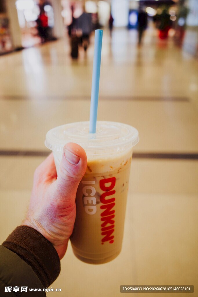 手持Dunkin饮品的瞬间