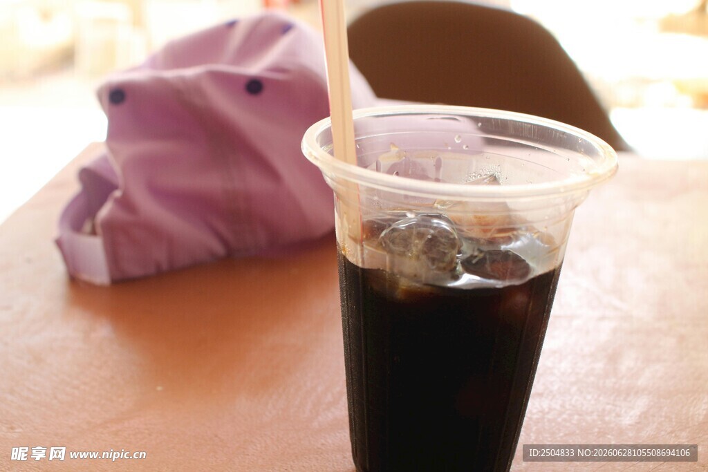 桌上的塑料杯装深色饮料