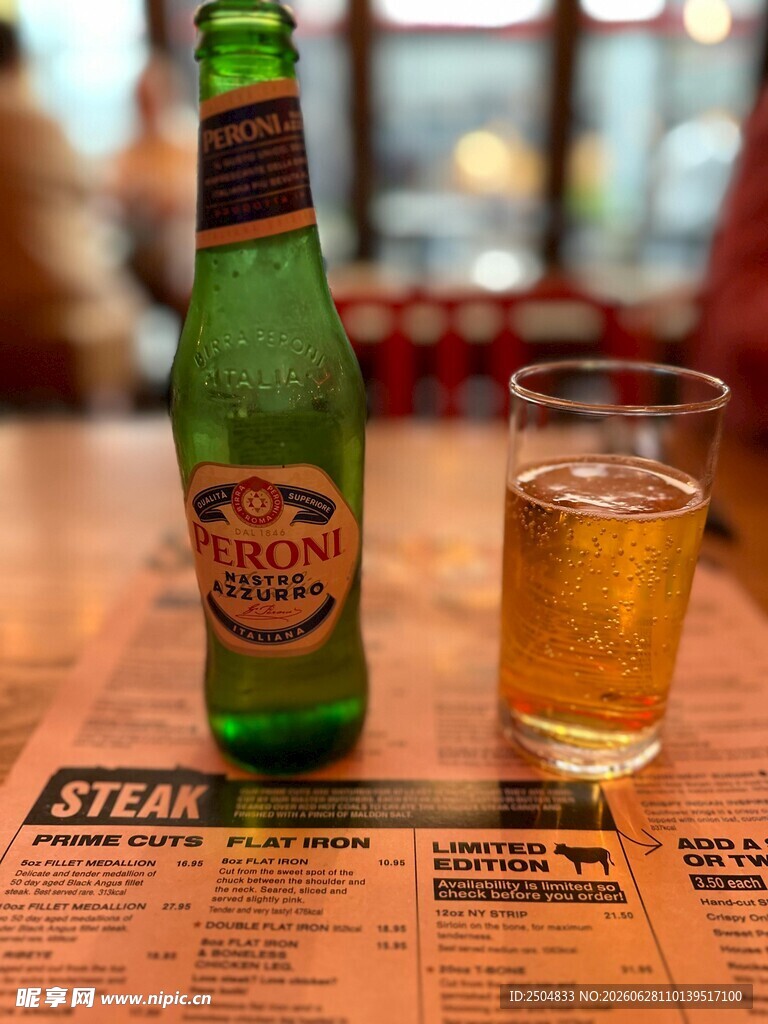 桌上的啤酒与玻璃杯