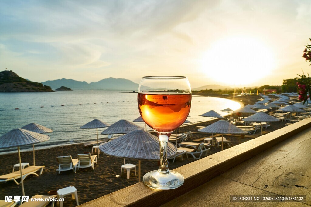 海边夕阳下的一杯美酒