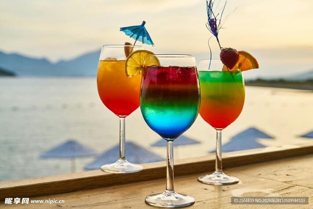 海边多彩鸡尾酒美景
