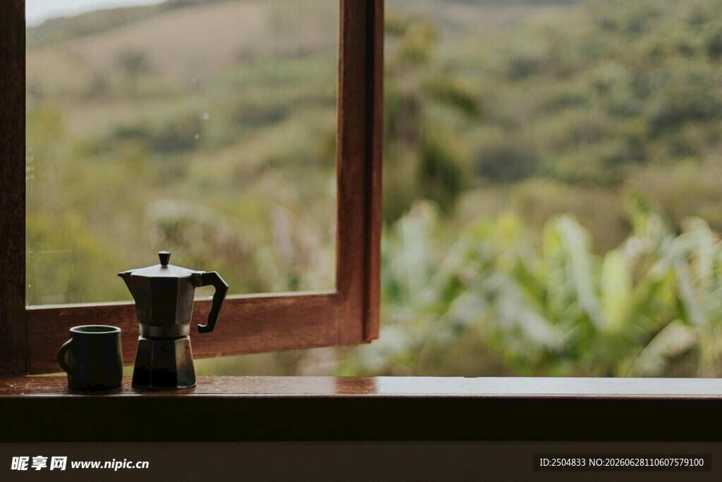 窗边茶具与绿意风景