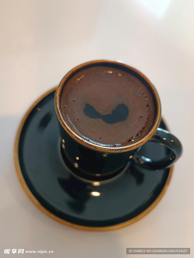精致黑咖啡杯中的香醇咖啡