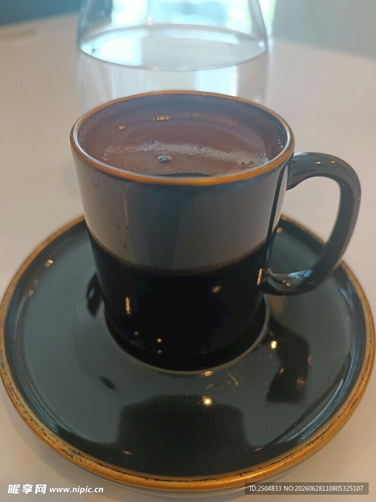 精致黑杯装热饮