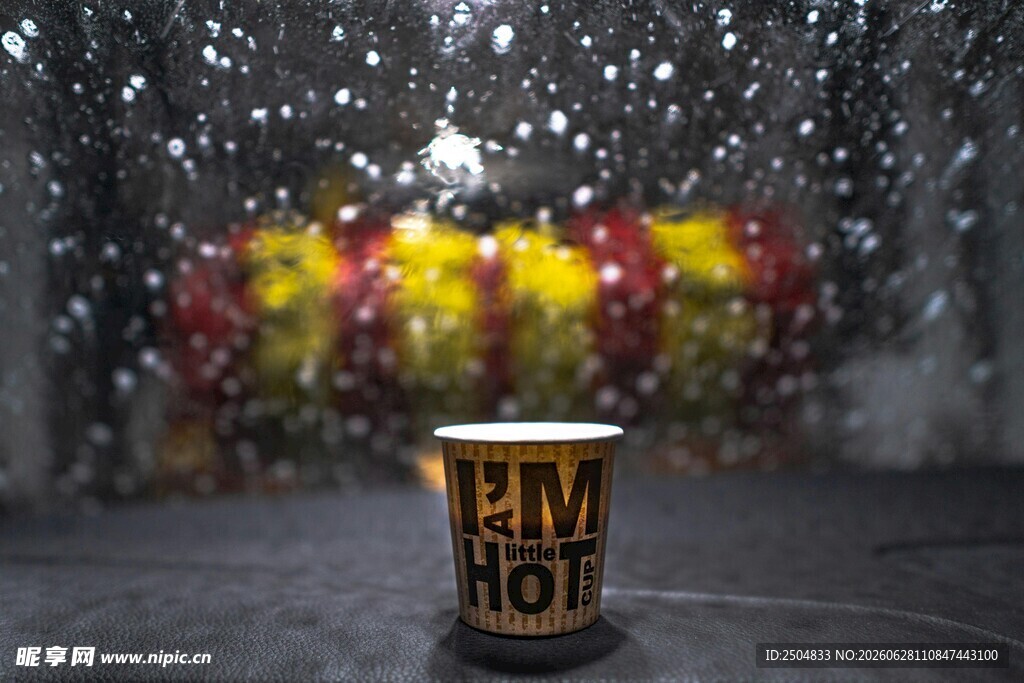 热饮杯前的梦幻雪花场景