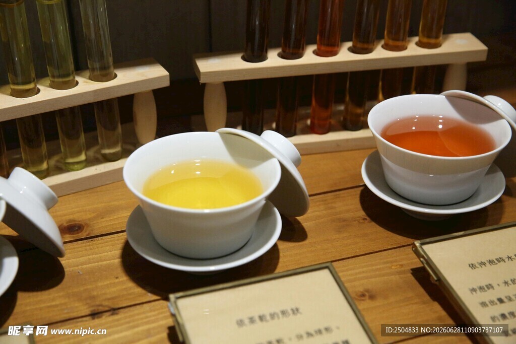两杯多彩饮品展示